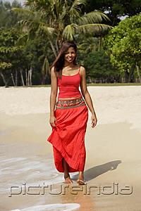PictureIndia - woman walking along the shore