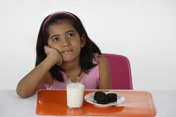 PictureIndia - Girl with milk and cookies