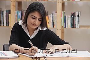 PictureIndia - Woman studying in library